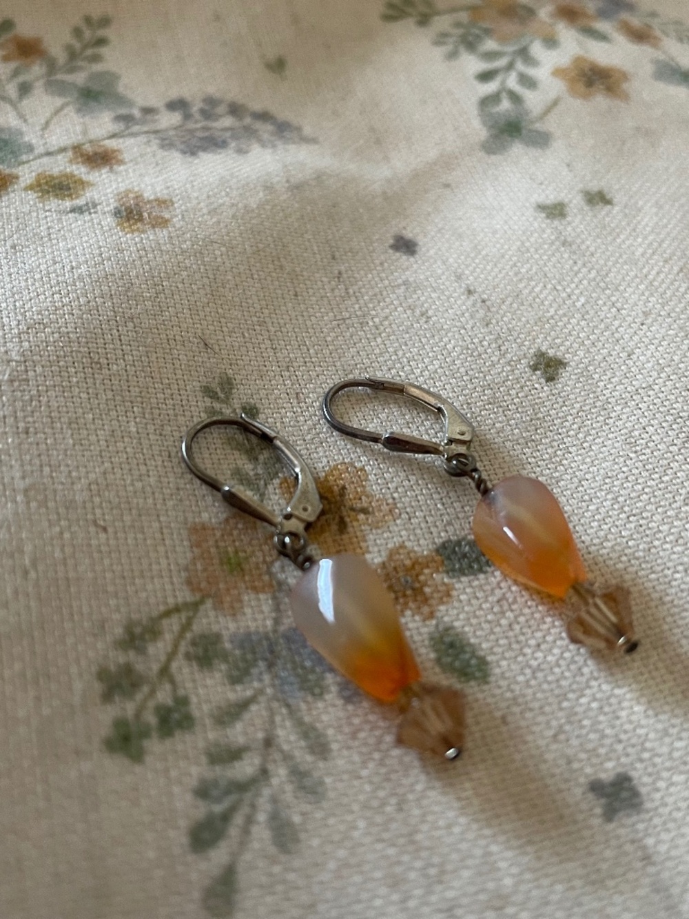 EUC Le Chateau Vintage Women’s Small Dangly Orange Stone & Tan Beaded Earrings